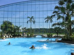 Thermenurlaub Wohltuende Wärme in wunderschönem Ambiente. Türkisfarbene Heilwasserflächen sowie lichtdurchflutete Ruheoasen unter Palmen und tropischen Pflanzen garantieren einen traumhaften Urlaubstag.
