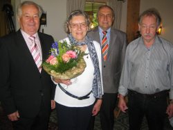 Frau Emilie Hohmann Frau Emilie Hohmann, aus Marburg, 805 �bernachtungen, z. Z. Kurheim N�gele, Ehrung am 25.07.2011