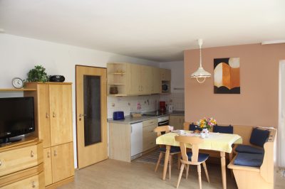 Küche mit Eßecke mit Blick auf Wohnzimmerteil und Türe zum Balkon. Küche mit Eßecke mit Blick auf Wohnzimmerteil und Türe zum Balkon.