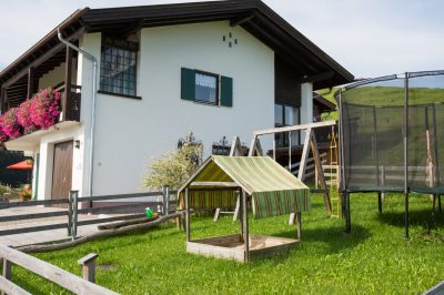 Spielplatz mit Sandkasten, Trampolin Spielplatz mit Sandkasten, Trampolin
