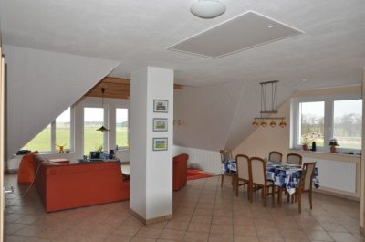 Essecke und Wohnzimmer der FeWo Koogsblick Essecke und Wohnzimmer der FeWo Koogsblick