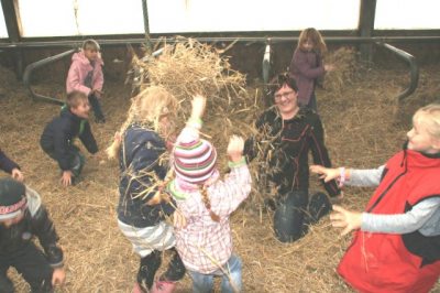 Kindergeburtstag im Strohhaufen Kindergeburtstag im Strohhaufen