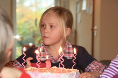 Geburtstagskind mit Torte Geburtstagskind mit Torte