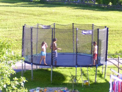 kinder im Trampolin kinder im Trampolin
