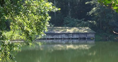 bootshausamglammsee_ausschnitt_1005x534 bootshausamglammsee_ausschnitt_1005x534