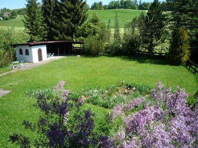 Teilansicht des Gartens mit Liegehalle Teilansicht des Gartens mit Liegehalle