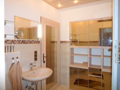 Spiegelschrank im Badezimmer Spiegelschrank im Badezimmer