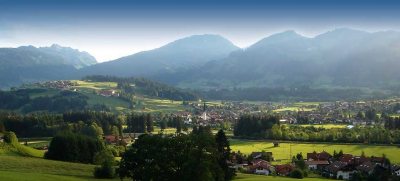 idyllischer-blick-auf-fischen-im-allgaeu-mit-bergpanorama-980x444 idyllischer-blick-auf-fischen-im-allgaeu-mit-bergpanorama-980x444