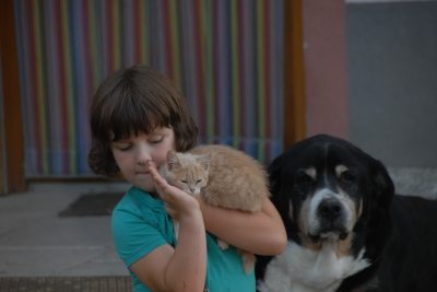 Lena mit Hofhund Peter und Katze Susi Lena mit Hofhund Peter und Katze Susi